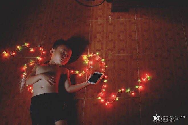 Đứa trẻ mải mê với chiếc điện thoại mà không màng tới thế giới muôn màu xung quanh, và thậm chí nó thiếp đi cùng với điện thoại.